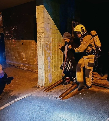 У Києві стався вибух у багатоповерхівці, спалахнула пожежа: є жертва, 100 людей евакуювали. ФОТО