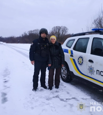Поліцейський офіцер громади допоміг евакуювати з прифронтового села пенсіонерку