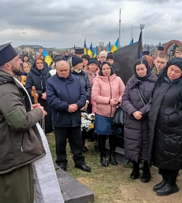 Понад пів року рідні надіялися, що живий: біля Луцька останню шану віддали Герою-розвіднику Роману Мигдалю