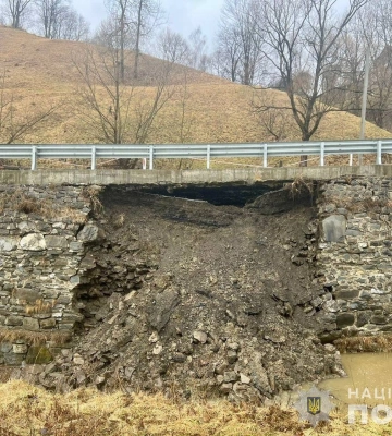 Зсув опорної камʼяної стіни автошляху Мукачево-Івано-Франківськ-Львів. Рух обмежено