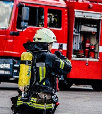Рятувальники ліквідували пожежу: на одній із вулиць міста Івано-Франківська горів транспортний засіб