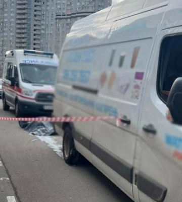 На парковке торгового центра Дарницкого района водитель микроавтобуса наехал на женщину, которая погибла на месте