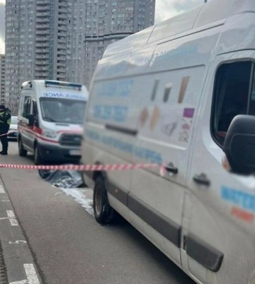 У Києві на парковці ТРЦ мікроавтобус збив насмерть жінку