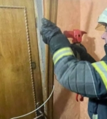 На Волині рятувальники визволили жінку, яка випадково зачинилась на балконі дев’ятиповерхівки