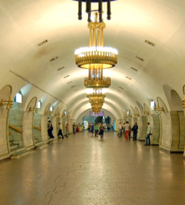 У Києві на станції метро «Площа Українських Героїв» демонтували стару назву