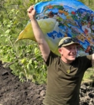 Творчий прикордонник із Вараша ризикує на війні життям, аби його побратими мали радіозв’язок