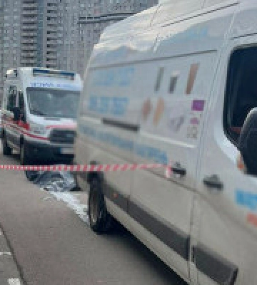 У Дарницькому районі столиці на парковці ТРЦ мікроавтобус на смерть збив жінку