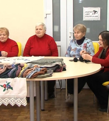 Теплі речі для ЗСУ: На Рівненщині пенсіонерки в`яжуть теплі речі для захисників (ВІДЕО)