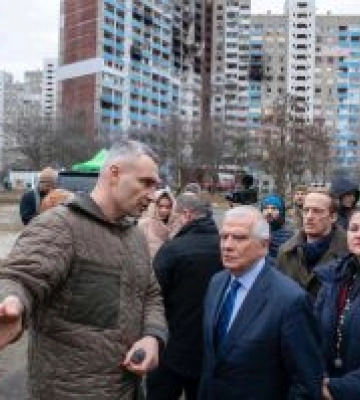 Жозеп Боррель разом із міським головою Києва Віталієм Кличком оглянули наслідки російської атаки на столицю України