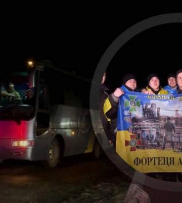 Домой вернулось еще 100 пленных: щемящие кадры, от которых наворачиваются слезы