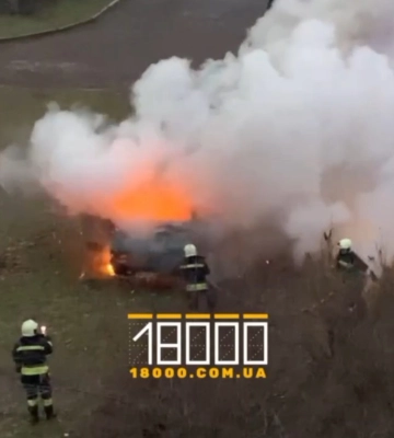 У районі залізничного вокзалу в Черкасах загорілася автівка (ВІДЕО)