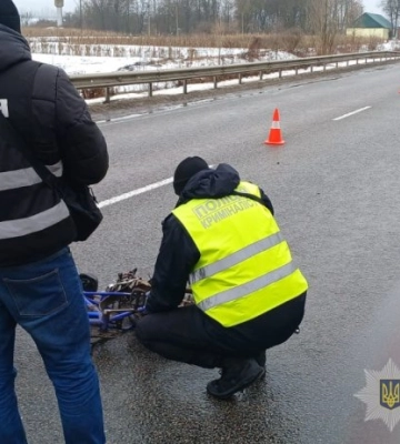 На Сумщині поліція встановлює обставини загибелі велосипедистки, яку збив мікроавтобус (ФОТО)