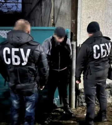 СБУ та Нацполіція затримали зловмисника, який кинув гранату на подвірʼя депутата Закарпатської обласної ради