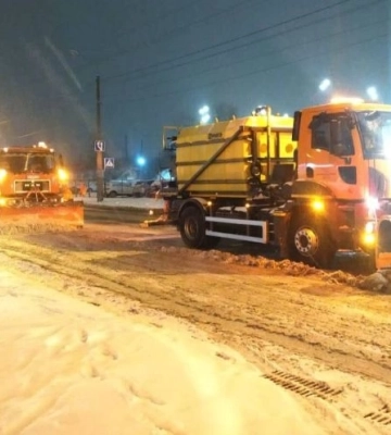 Київ засипало снігом: на дороги столиці виїхали 292 одиниці спецтехніки