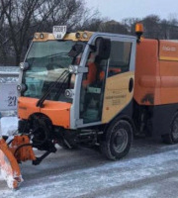 На дорогах Києва працює понад 290 одиниць снігоприбиральної техніки, водіїв закликають бути уважними