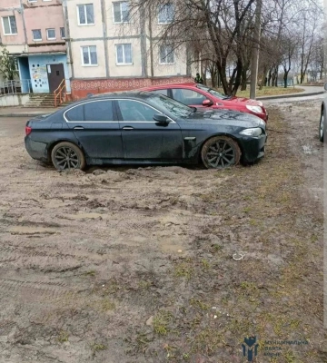 Був газон, тепер - багнюка. У Рівному оштрафували 8 водіїв