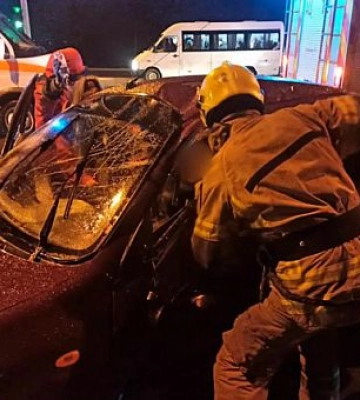 Спасатели Кривого Рога деблокировали травмированного водителя из поврежденной машины