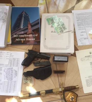 Як ексголова Апеляційного суду Києва та його син  тягнуть з держави гроші