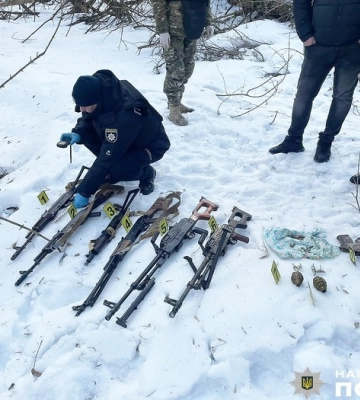 Гранатомети, кулемети, автомати та боєприпаси: на Чернігівщині правоохоронці виявили схрон з арсеналом зброї
