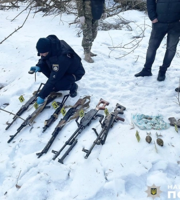Гранатомети, кулемети, автомати та боєприпаси: на Чернігівщині правоохоронці виявили схрон з арсеналом зброї