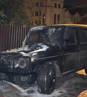 Вручили дружині: слідчі повідомили рівнянину про підозру у підпалі елітного позашляховика