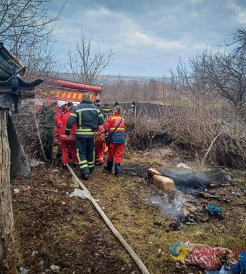 На Одещині врятували жінку з палаючого будинку