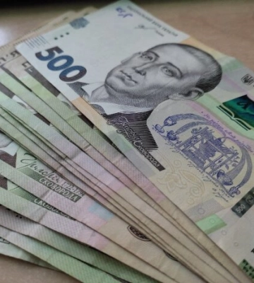 Скільки годин треба працювати заради $1000: Україна — серед аутсайдерів світового рейтингу
