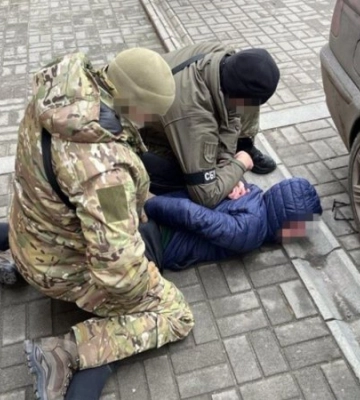 У Запоріжжі затримали рекетирів, які через гроші погрожували вбити дитину загиблого воїна ЗСУ