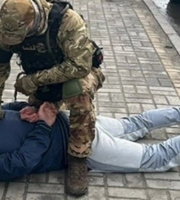 У Запоріжжі затримали рекетирів, які через гроші погрожували вбити дитину загиблого воїна ЗСУ