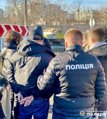 В Одесі затримали чоловіка, який за 3000 доларів обіцяв допомогти військовослужбовцю отримати довідку про інвалідність