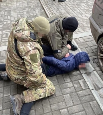 Вымогали 10 тыс. долларов у жены погибшего военного и угрожали убийством: в Запорожье задержаны рэкетиры