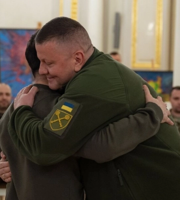 Зеленский показал видео, как вручил орден &quot;Золота Зірка&quot; Герою Украины Залужному. Экс-главком ВСУ дважды обнял президента на&amp;hellip;