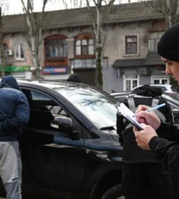 Вибивали гроші з вдови бійця: фото затримання у Запоріжжі банди рекетирів