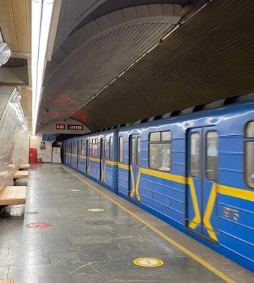 У столичному метро на колію впала людина: низка станцій зачинені на вхід