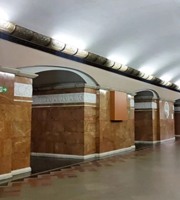 В Киеве в метро пассажир угодил на пути: ограничено движение поездов