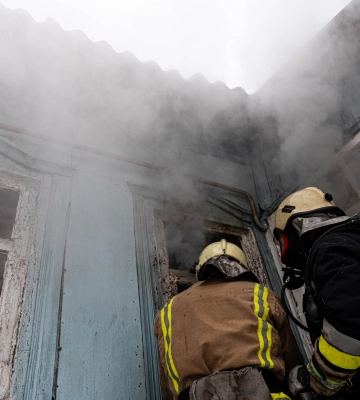 У Ромнах вогнеборці ліквідували загоряння житлового будинку (відео)