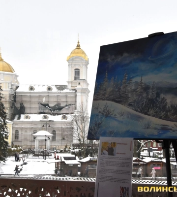 «Малюю серцем»: у Луцьку дружини загиблих Героїв представили власні картини. Фото