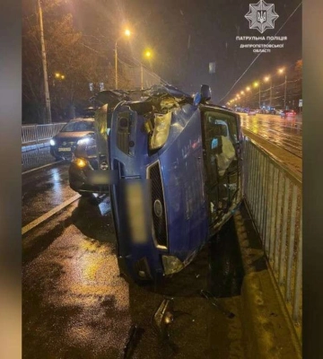 В Днепре на Рабочей Ford с пьяным водителем попал в ДТП с переворотом: видео момента