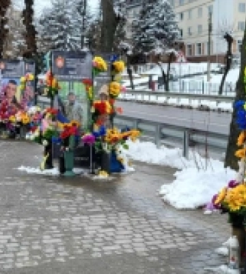 В Острозі розростається «Алея слави». ФОТО