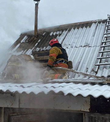У Ромнах вогнеборці ліквідували загоряння житлового будинку (відео)