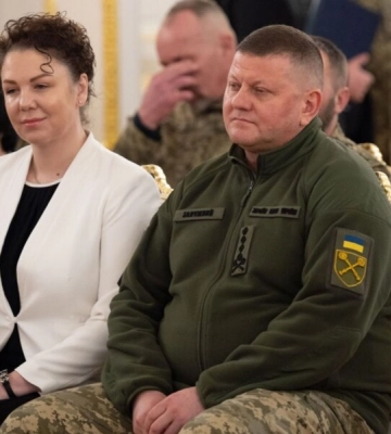 В черных брюках и белом пиджаке. Елена Залужная сопровождала экс-главкома ВСУ на церемонии награждения в Мариинском дворце. Фото