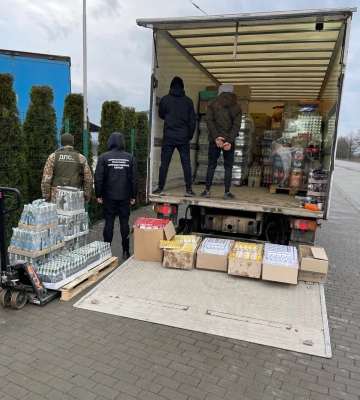 На Закарпатті прикордонники зупинили автомобіль з алкогольними та тютюновими виробами