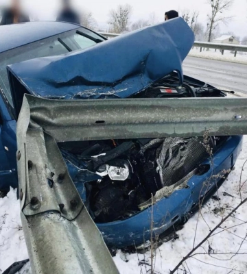 Поблизу Корця Audi влетіла у відбійник