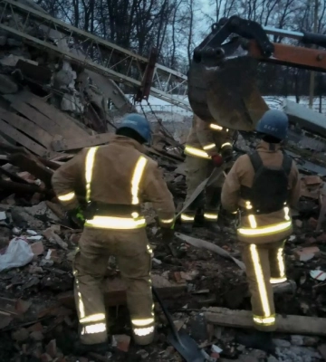 Сумські рятувальники дістали з-під завалів чотирьох людей після ворожої атаки (відео)