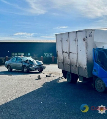 Під Одесою зіткнулися вантажівка та легковик – постраждали дві людини
