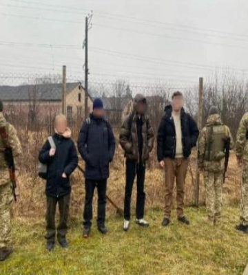 Закарпатські прикордонники  затримали дві групи людей які намагалися  втекти  з України