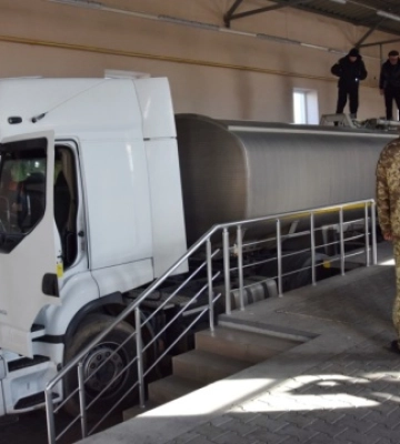 На кордоні з Румунією в автоцистерні знайшли контрабандні сигарети на ₴4,5 мільйона