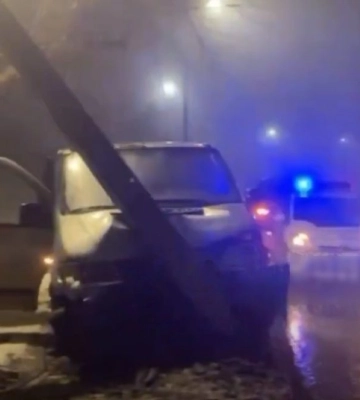 У Дніпрі п’яний водій Mercedes протаранив бетонний стовп та втік з місця аварії