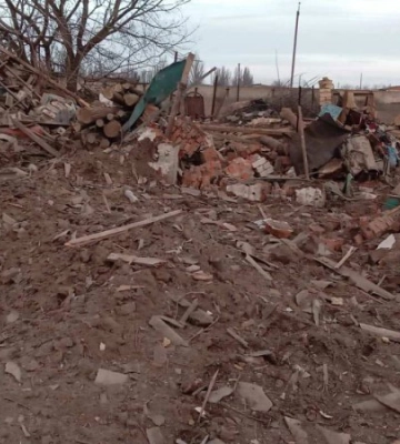 Наслідки ворожого обстрілу Херсонщини: п&#039;ятеро людей поранені, одна — загинула