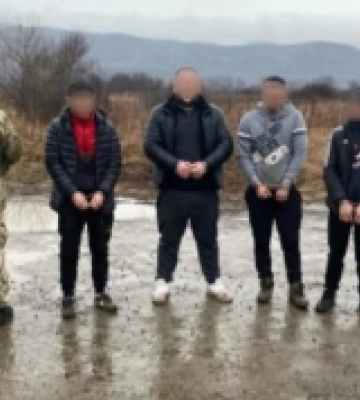На околиці Закарпатського прикордонного села затримали дві групи порушників